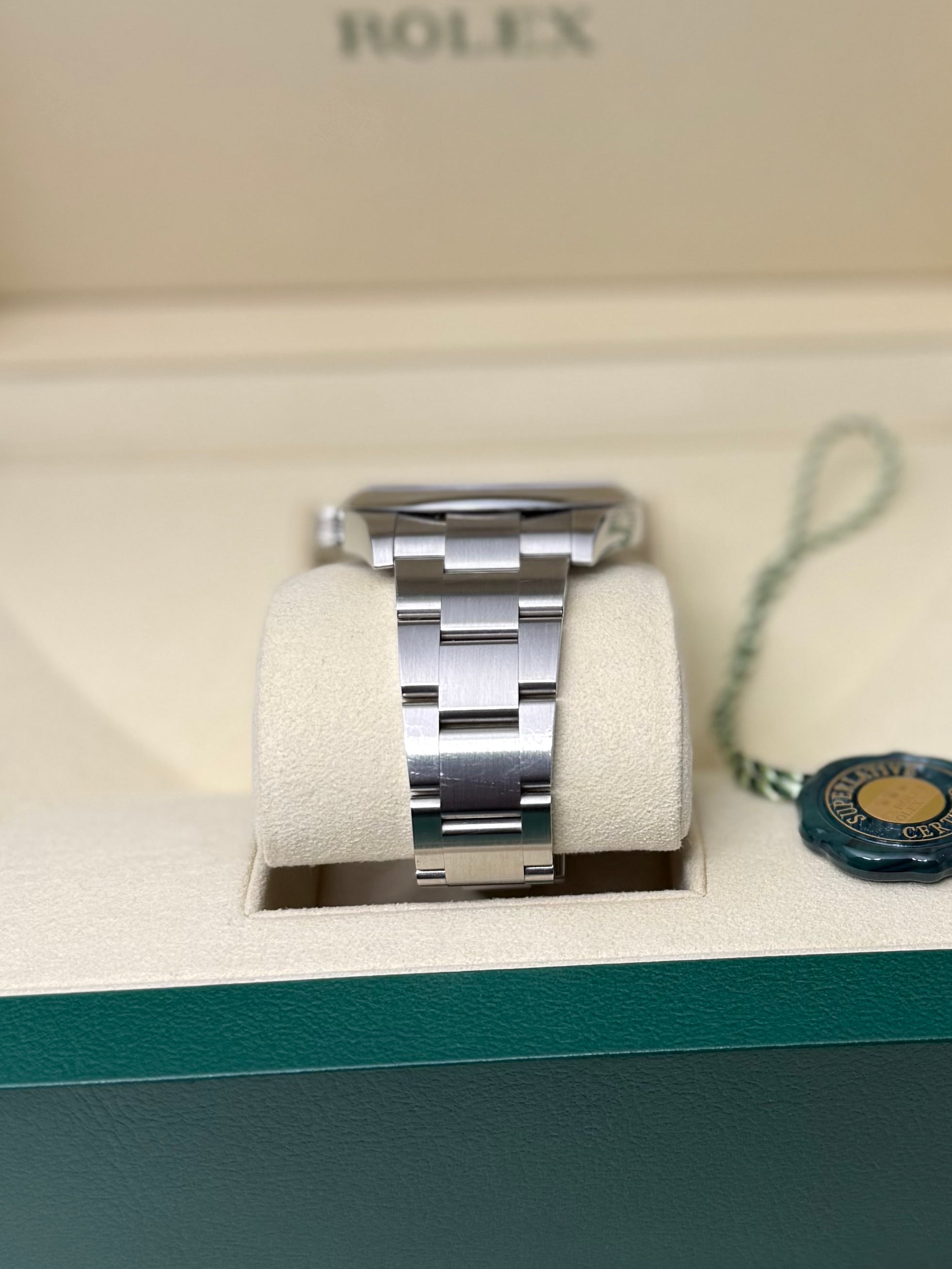 2025 ROLEX OYSTER PERPETUAL 41 SUNBURST BLUE(DISCONTINUED) 124300