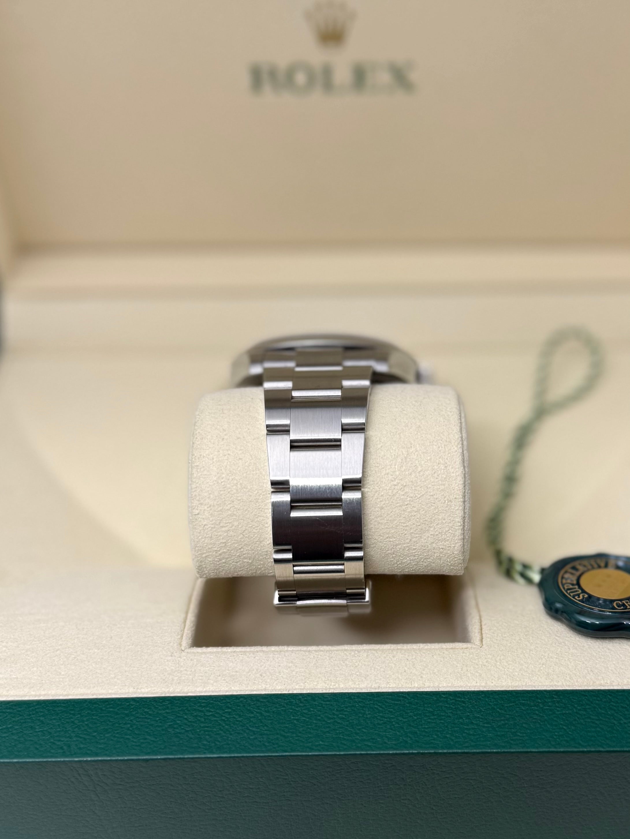 2025 ROLEX OYSTER PERPETUAL 41 SUNBURST BLUE(DISCONTINUED) 124300