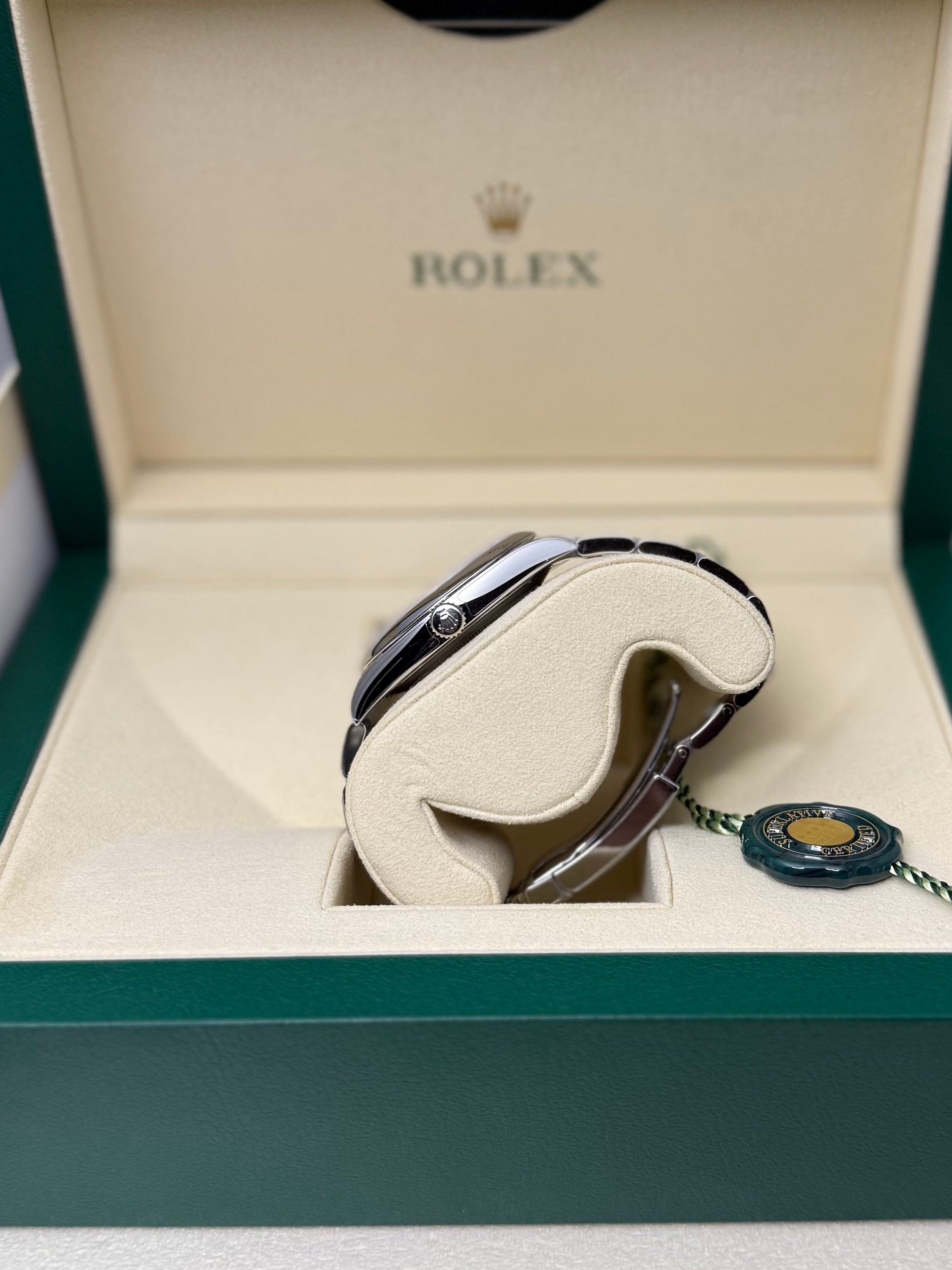 2021 ROLEX OYSTER PERPETUAL 41 CORAL RED(DISCONTINUED) 124300