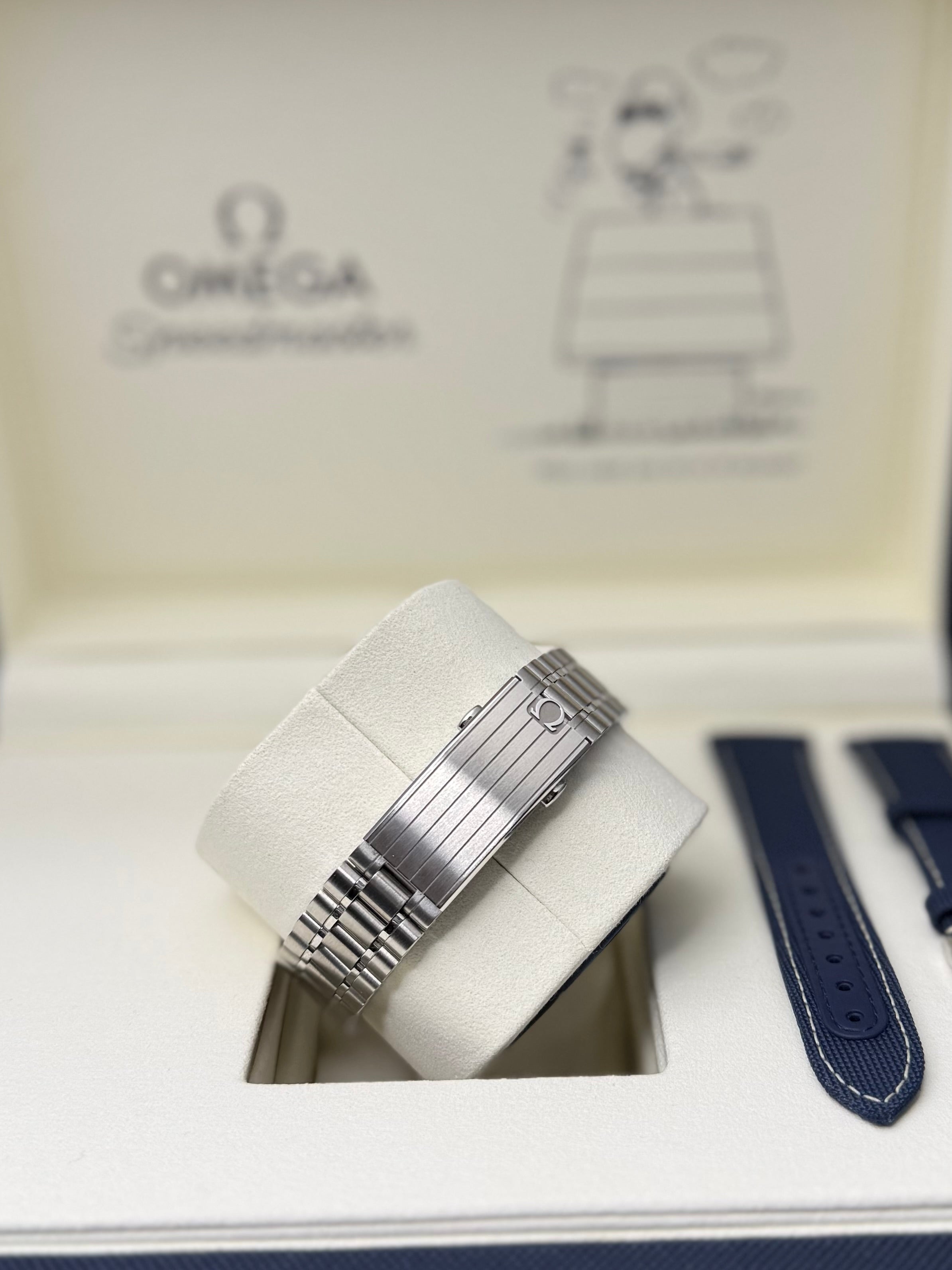 2024 OMEGA SPEEDMASTER SLVER SNOOPY AWARD 50TH ANNIVERSARY